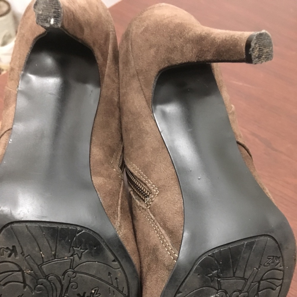 2/$25 Kathy Van Zeeland suede brown heels - Picture 7 of 7